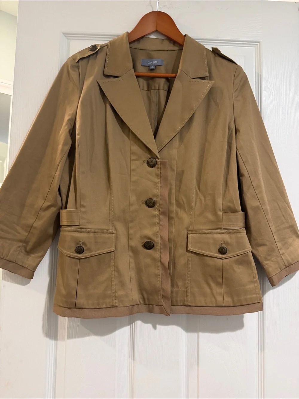 CASS Women's Tan Short Trench Coat with Button Front